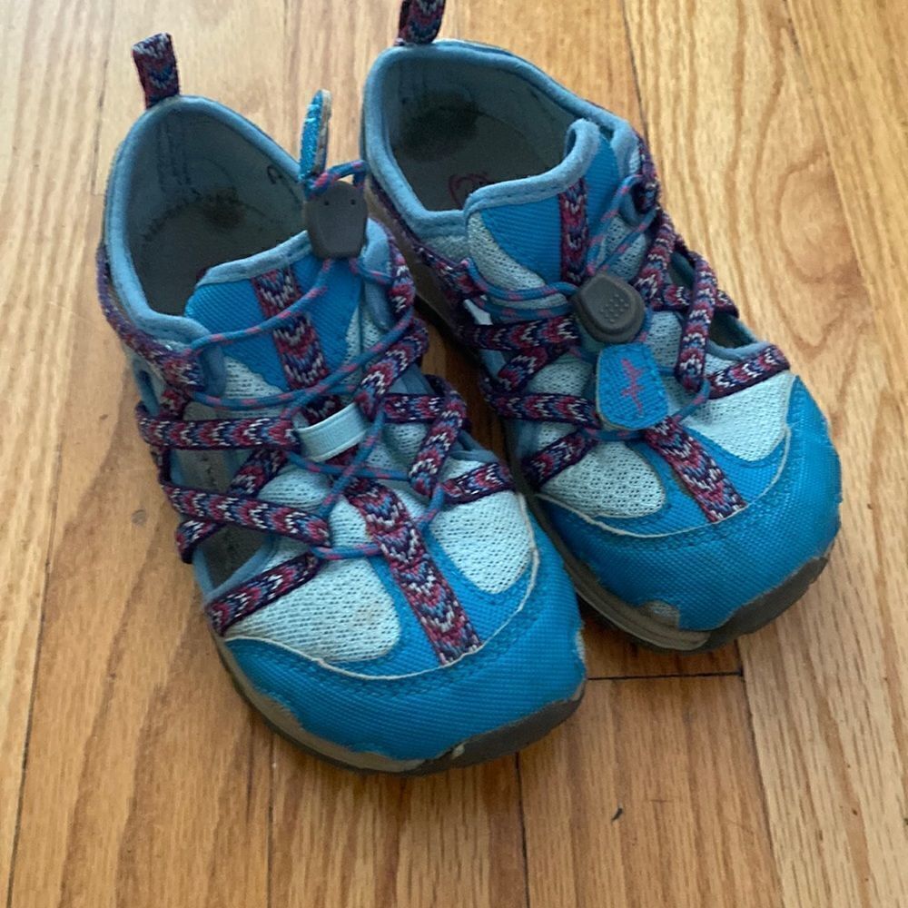 Chaco kids sz 11 water sneakers with air holes adjustable closure comfy! Blue